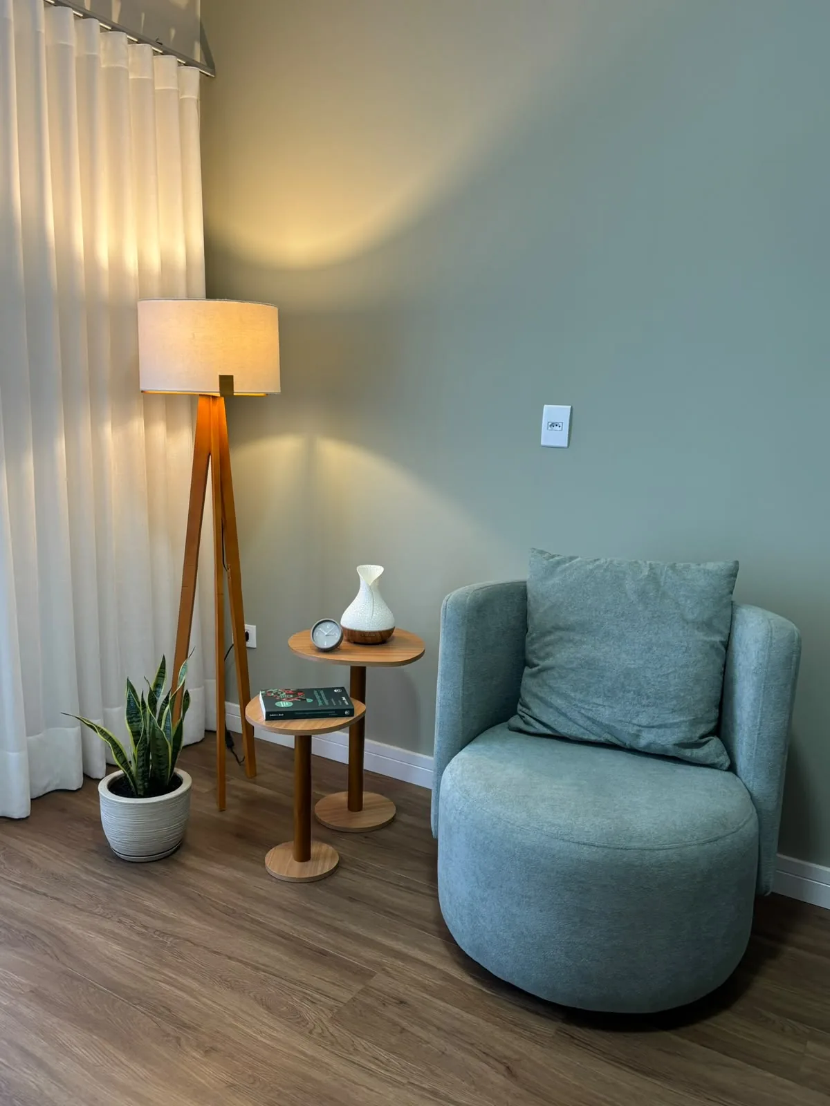 Poltrona verde do consultório, com luminária e difusor de aromas